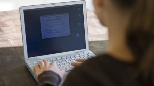 computadora-computer-laptop-teen-girl-hack