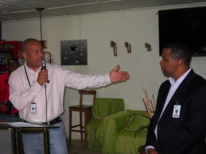 El gerente de Recursos Humanos del CAC, Andrés Mota, presenta al nuevo gerente de comunicación de esta entidad, Marcos Cadet Pimentel.