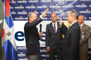 Juramentación: El vicepresidente de la CDEEE juramenta al nuevo presidente del Consejo de EDE Este. Observan, Luis Ernesto de León y Rubén Montás.