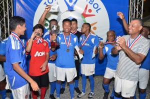 El equipo PowerSox celebra el triunfo de la II torneo  de futbol sala intramuros Gildan 2013.