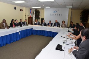 Vista de la primera reunión sostenida por representantes de municipios y empresas de telecomunicaciones, en la cual el presidente del Indotel, Carlos Amarante Baret, decidió que el órgano regulador iniciara un proceso de mediación para resolver las diferencias entre estos sectores por el cobro de arbitrios y tasas municipales.