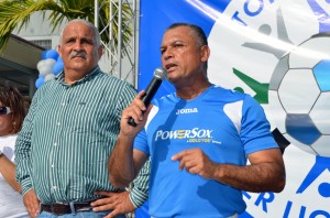 Javier Echevarria pronuncia las palabras de apertura junto al ministro de Deportes, Jaime David Fernández Mirabal.