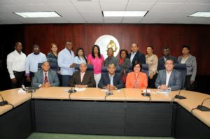 Sentados de izquierda a derecha: Miguel Jiménez, Antonio Cruz, Ervin Novas, Fabiola Herrera y Luis Martín Gómez junto a miembros de Conacerd durante la inauguración del taller.