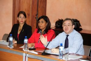 •El director de la DGII, Guarocuya Félix, junto a la encargada de Vehículos de Motor, Virginia Gómez y Solange Carbonell. 