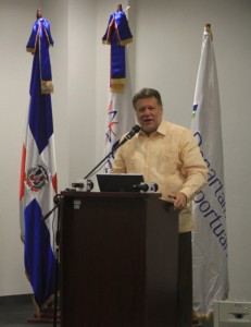 Arístides Fernández Zucco, director ejecutivo del Departamento Aeroportuario durante su intervención en el foro.
