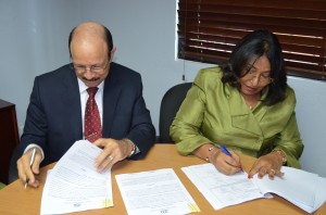 El director del Inabie, René Jáquez Gil y la directora ejecutiva de Inaguja, Luisa Ramírez, mientras  firman  acuerdo interinstitucional..