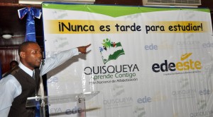 El alfabetizado Yeuris Martínez lee la frase: “Nunca es tarde para estudiar”.