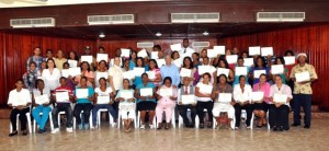 El gerente general de EDE Este (en el centro) junto a los alfabetizados y voluntarios de esta primera promoción.