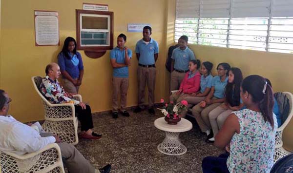 Amable Aristy Castro, candidato a la presidencia del PRSC, conversa con estudiantes del Politécnico de la Cruz de Isleño de Higüey.