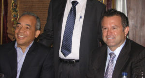El vice-presidente ejecutivo de la CDEEE, Rubén Jiménez Bichara y Greg Michaels durante la reciente firma del memorando de entendimiento.