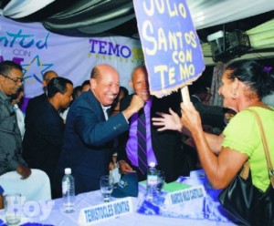 Montás-saluda-a-sus-seguidores-durante-su-recorrido-532x441