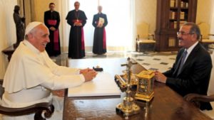 Papa Francisco y Danilo Medina conversaron durante una audiencia que se extendió por 29 minutos. Durante el encuentro, el Presidente invitó al Papa a visitar la República Dominicana.
