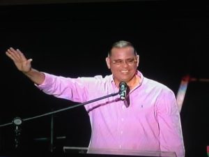 Juan Ramón Gómez Díaz luego de pronunciar un discurso de agradecimiento.