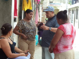  Andy Mieses, aspirante a alcalde por el Municipio Santo Domingo Este,  mientras conversa con   los munícipes de los sectores de la costa próximo a la avenida España.