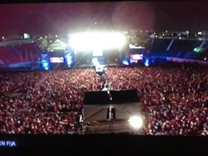 Vista parcial de la multitud que asistió al espectáculo de Telemicro.