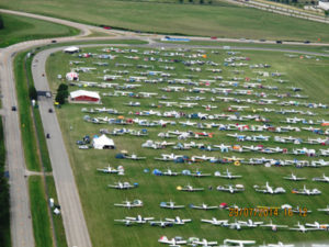 Panorámica aérea de Airventure 2014 en Oshkosh, Estados Unidos. 