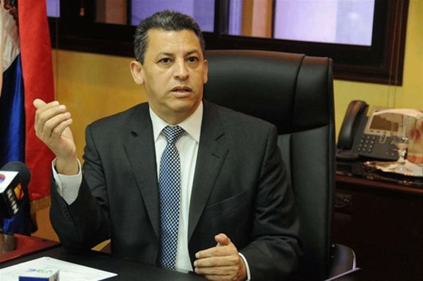 Judicial. El director de Aduanas, Fernando Fernández, debe de abstenerse del cobro hasta que se conozca recurso de amparo.