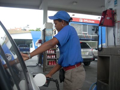 Costos combustibles bajarán hasta RD$4.50 por galón; Gas Natural mantendrá su precio