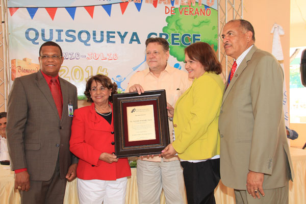 Los señores Félix Javier Féliz, Ada Santana, Noris Sánchez y Manuel Méndez, empleados del Departamento Aeroportuario, entregan placa a Arístides Fernández Zucco, director ejecutivo de esa institución. Foto archivo.
