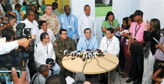 Informaciones. El caciller Andrés Navarro ofrece declaraciones al concluir una reunión en Dajabón. Le acompañan sentados el director de Aduanas, Fernando Fernández; el ministro de Defensa, teniente general William Muñoz, y el director de Migración, José Ricardo Taveras.