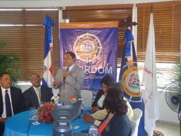 El director ejecutivo de Autoridad Portuaria Dominicana (Apordom), Mayobanex Escoto Vásquez, ofrece declaraciones durante celebración de un desayuno en el CDP.