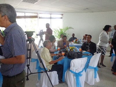 Algunos de los comunicadores que estuvieron presentes en el desayuno auspiciado por Apordom en el CDP.