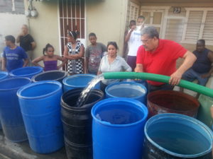 LA DGDC  REPARTE AGUA EN BARRIOS DE SANTO DOMINGO PARA ENFRENTAR FALTA DEL LIQUIDO EN LOS HOGARES, 1