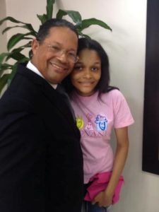 El fiscal adjunto y periodista, Alcedo Magarín junto a su hija Wildrhianh Magarín Merete, luego de que ésta última halla tras encontrarse desaparecida.