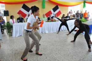 ministra-de-salud-muestra-preocupacion-por-los-criaderos-de-mosquito-en-los-techos-de-las-casas (1)