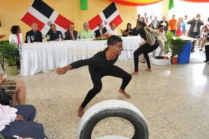 ministra-de-salud-muestra-preocupacion-por-los-criaderos-de-mosquito-en-los-techos-de-las-casas (2)