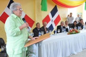 ministra-de-salud-muestra-preocupacion-por-los-criaderos-de-mosquito-en-los-techos-de-las-casas