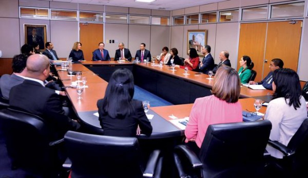 El gobernador Héctor Valdez Albizu junto a funcionarios del staff técnico del Banco Central y tesoreros de las entidades financieras.