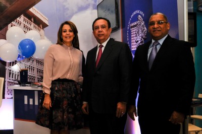   De izquierda a derecha la vicegobernadora, Clarissa de la Rocha de Torres, el gobernador, Héctor Valdez Albizu,  y el gerente, Ervin Novas Bello, durante una visita al estand del BCRD.