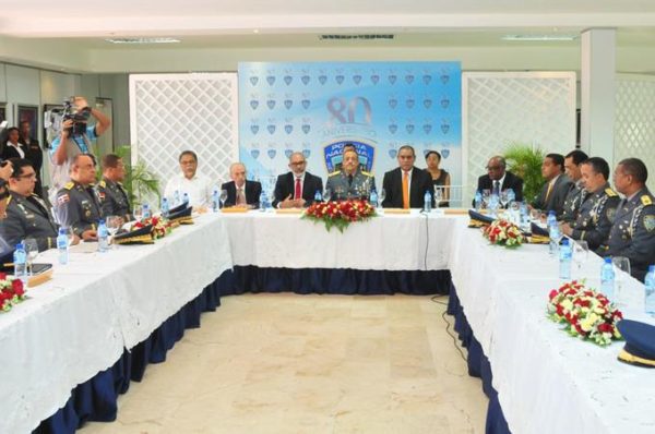 Encuentro. Vista panorámica de la reunión que tuvo ayer el jefe de la Policía Nacional, Nelson Peguero Paredes, con directivos de la Sociedad Dominicana de Diarios, a quienes ofreció detalles de las medidas que ha adoptado el cuerpo del orden para enfrentar la delincuencia en el país. 