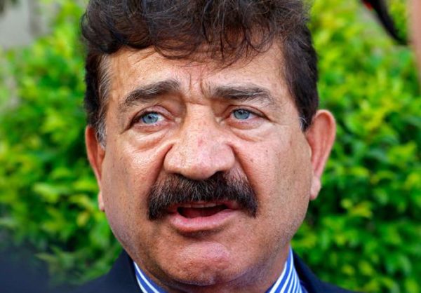 El padre del autor de la masacre de Orlando Omar Mateen, Seddique Mateen, se dirige a los medios en su casa en la ciudad de Port St. Lucie, Estados Unidos, hoy 15 de junio de 2016. / EFE