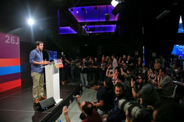 El candidato de Unidos Podemos y líder de IU, Alberto Garzón, durante la rueda de prensa que ha ofrecido en el teatro Goya de Madrid para hacer una primera valoración tras el cierre de los colegios en esta jornada de elecciones generales.