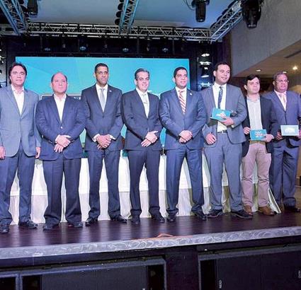 PRESENTACIÓN. El presidente de la Liga Nacional de Baloncesto, Antonio Mir y Rafael Uribe, presidente de la Federación de Baloncesto junto a directivos de los diferentes equipos que participarán en el evento que se iniciará el 30 de este mes con la participación de ocho franquicias. 