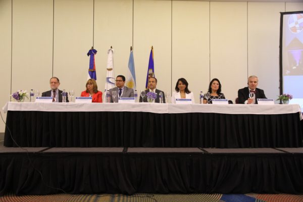 El presidente del Indotel, Gedeón Santos, la representante de la OEA en la República Dominicana, Aracell Azuara, y Alberto Chéhebar, vicepresidente de USUARIA de Argentina, entre otras personalidades, presiden la mesa directiva.