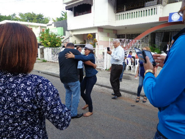 Con gorro puesto, la locutora Ana Daisy Guerrero, reelecta como presidenta del Círculo de Locutores Dominicanos (CLD) para el período 2016-2019, celebra su triunfo bailando merengue. 