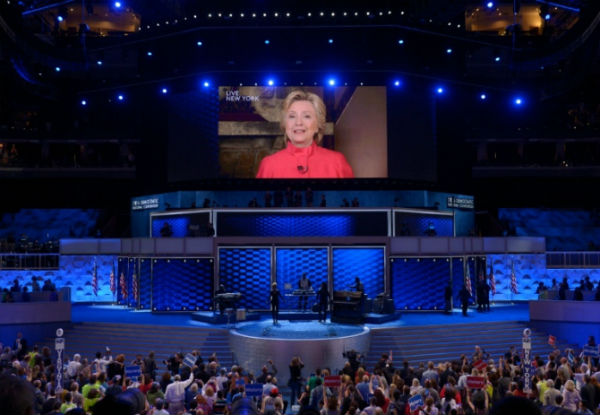 La candidata demócrata a la presidencia de EEUU, Hillary Clinton, aparece en una conexión durante la Convención Nacional de su partido el 26 de julio de 2016 en Filadelfia