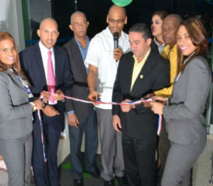 El gerente general de Coop ASPIRE, Geraldo Orozco, en el corte simbólico de cinta para dejar abierta la nueva sucursal de San Cristóbal.