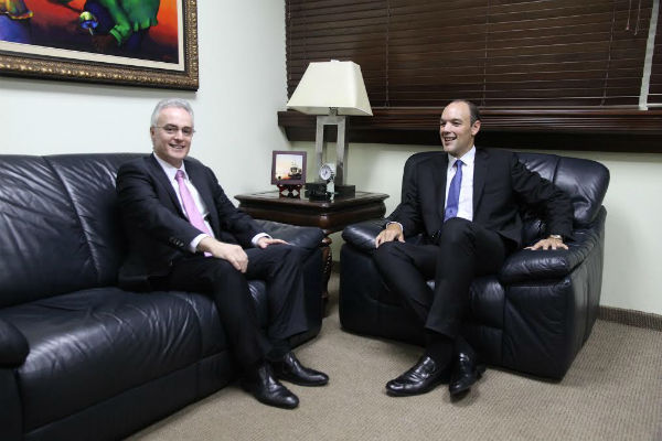José Del Castillo Savión, presidente de Indotel y Roberto Lama, presidente de Adora, mientras conversan sobre el sector de las telecomunicaciones.