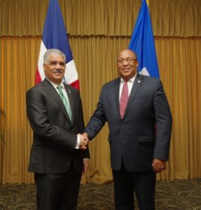 El canciller dominicano, Miguel Vargas, y el canciller haitiano, Pierrot De´lienne. 