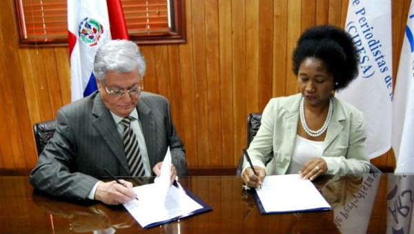 El director ejecutivo de la ARS Semma, Alberto Fiallo Billini, y la presidenta del Cipesa, Emilia Santos, mientras firman acuerdo de colaboración.