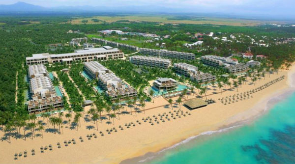 El nuevo resort cuenta con 492 habitaciones, 12 restaurantes y 15 bares. Se encuentra en primera línea de playa de Uvero Alto del destino Punta Cana