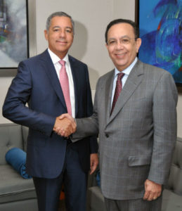 Momento en que el ministro de Hacienda, Donald Guerrero Ortiz y el gobernador del Banco Central, Héctor Valdez Albizu, se saludan.