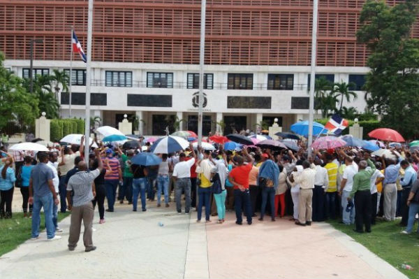 La familia Rosario exige a la Barrick US$2,500 millones alegando que fueron despojados durante varias generaciones de los terrenos que les correspondería heredar.