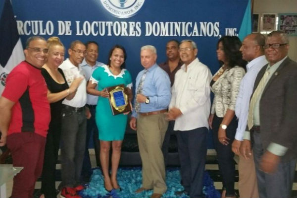 Ana Daisy Guerrero recibe un reconocimiento de estudiantes de la Escuela de Oratoria Prof. Octavio Frías del Centro Tecnológico y Cultural Winston Arnaud, de Moca. (Fuente Externa).