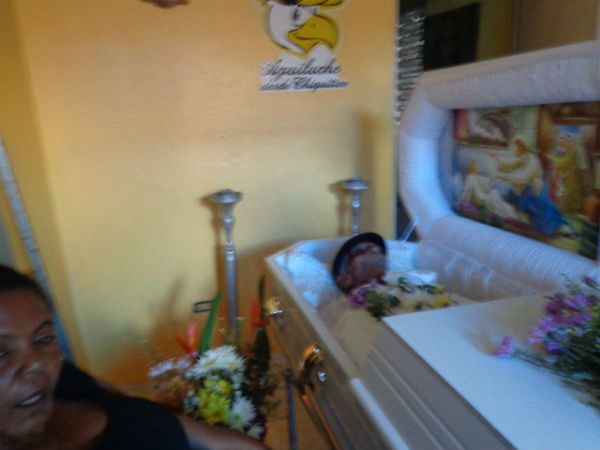 El señor Antonio Hernández, fallecido, y a la izquierda su hija Elizabeth Hernández. 