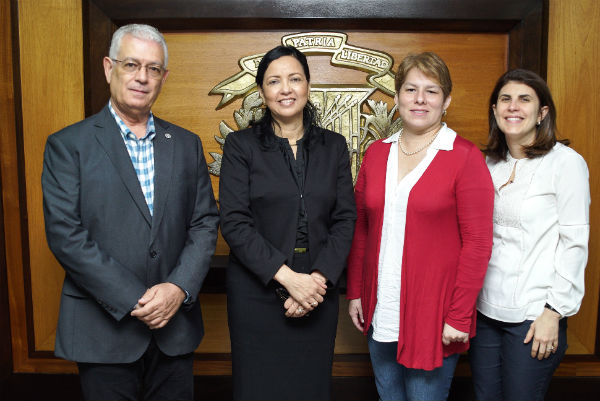 De izquierda a derecha José Rafael Epaillat Muños, vicerrector de gestión y extensión de la UNPHU; Sandy Lockward, directora general de Onapi; Lesly Franco,  asesora técnica de la Dirección de Onapi,  y Sharin Claudine, presidenta de Adopi.